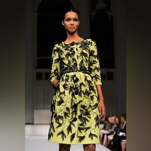 ○$7,000 OSCAR DE LA RENTA GREEN SILK BEAD LEAF RUNW COAT 4